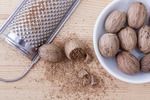 Nutmeg nuts plus powder